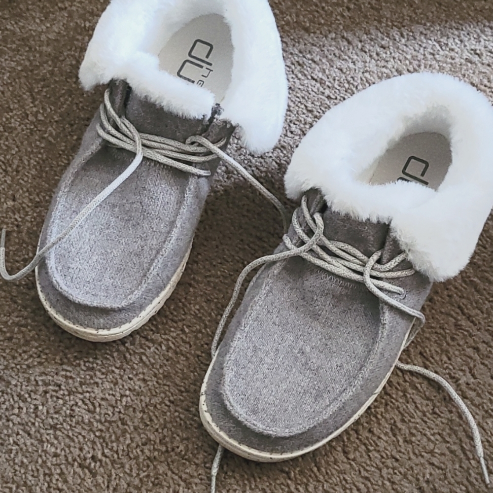 COPY - Hey dudes fur lined shoes size 8 25$